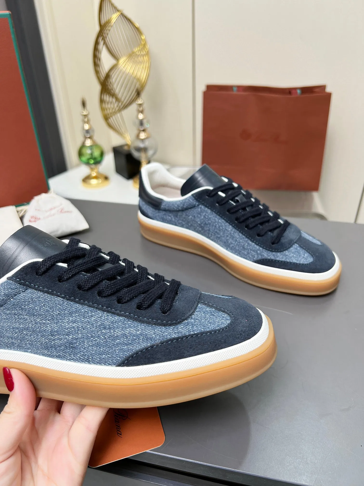 Factory price: 580💰Purchase level, high version🦅⛳️ Italy [Loro men's shoes💰iana] Tennis walk series L men's shoes💰Couple moral training shoes casual sports shoes sneakers🎁🎁 Original purchase development and production This new suede tennis shoe adopts an ultra-low design, suitable for wearing all year round👫👫 The wrapped sole creates an effortlessly attractive color combination that harmoniously blends functionality with understated style, making it the ideal shoe for urban wear. Soft calfskin tongue with Kummel color insert at the heel, embossed L Men's shoes 💰 Logo Cotton lace upper, cowhide suede sole Rubber-lined calfskin ✦ Upper: imported first-layer cowhide ➕ Customized original cowhide ✦ Lining: cowhide lining ➕ Cow leather insole ✦ Sole: Original open-molded T men's shoe 💰R ultra-lightweight outsole ✦Packaging: Original full set of packaging ✦Female size: 35--40, ✦Male size: 39--44, customized 45